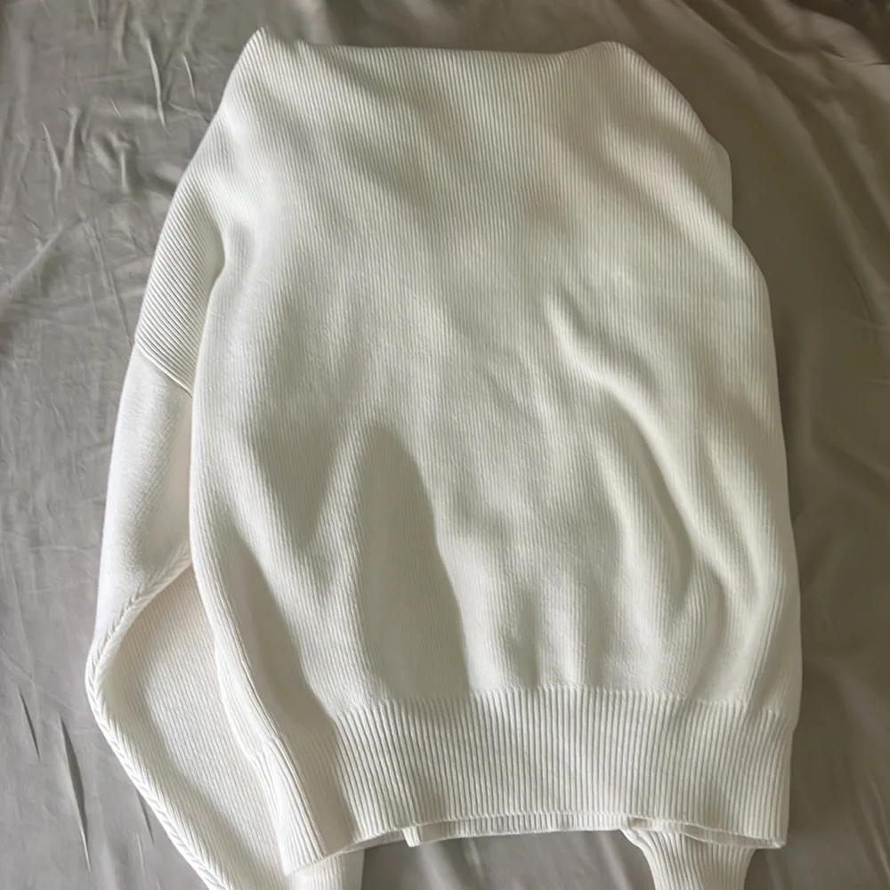 ALO Yoga Cream Oversized Hooded Sweater - Picture 8 of 9